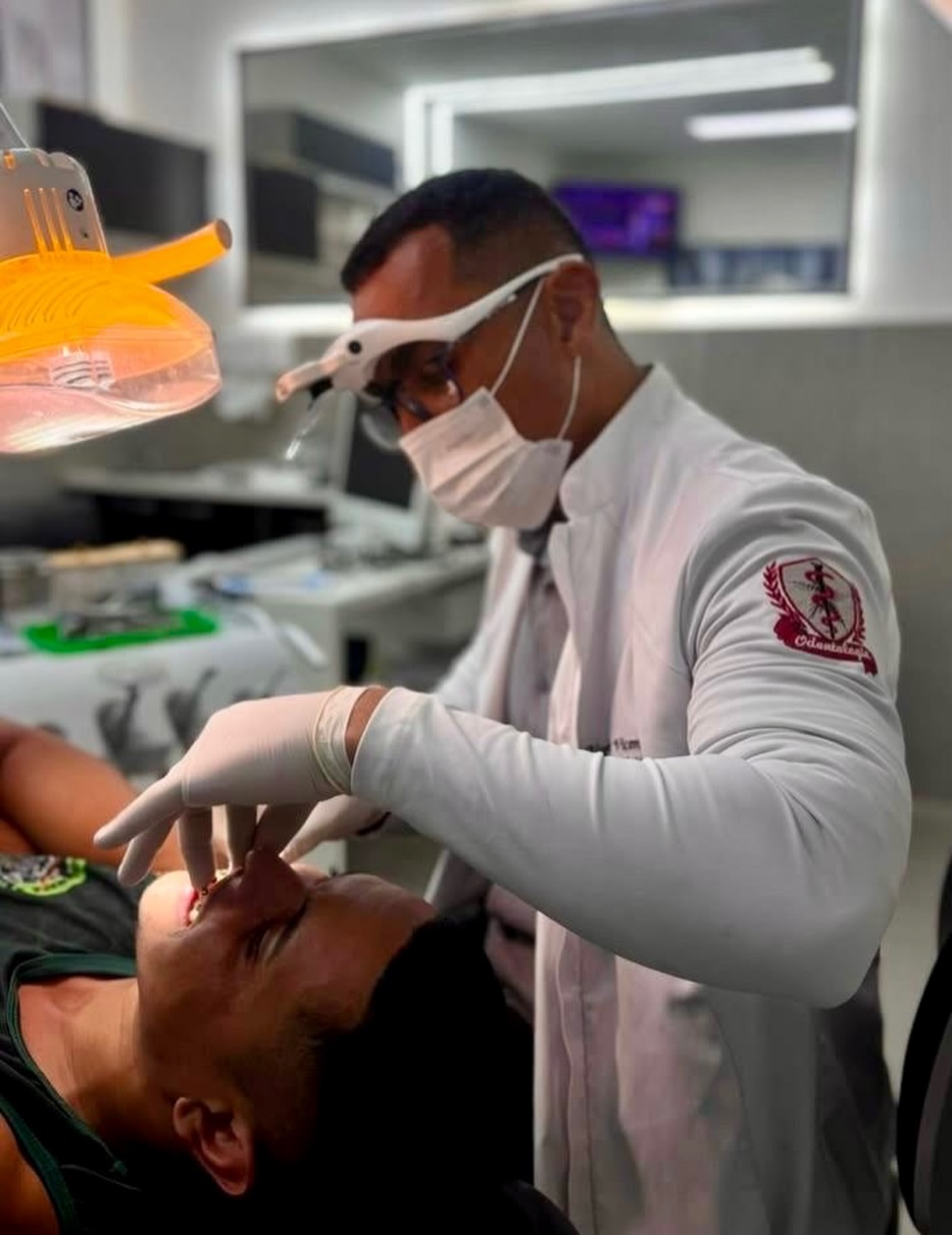 Dr. Alexandre Vicente atendendo um paciente no consultório